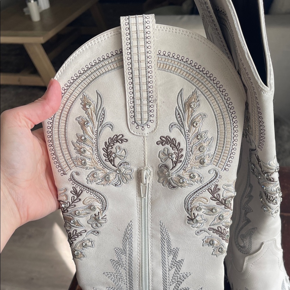 White Embroidered Women's Cowboy Boots - Size 7 - Picture 5 of 6